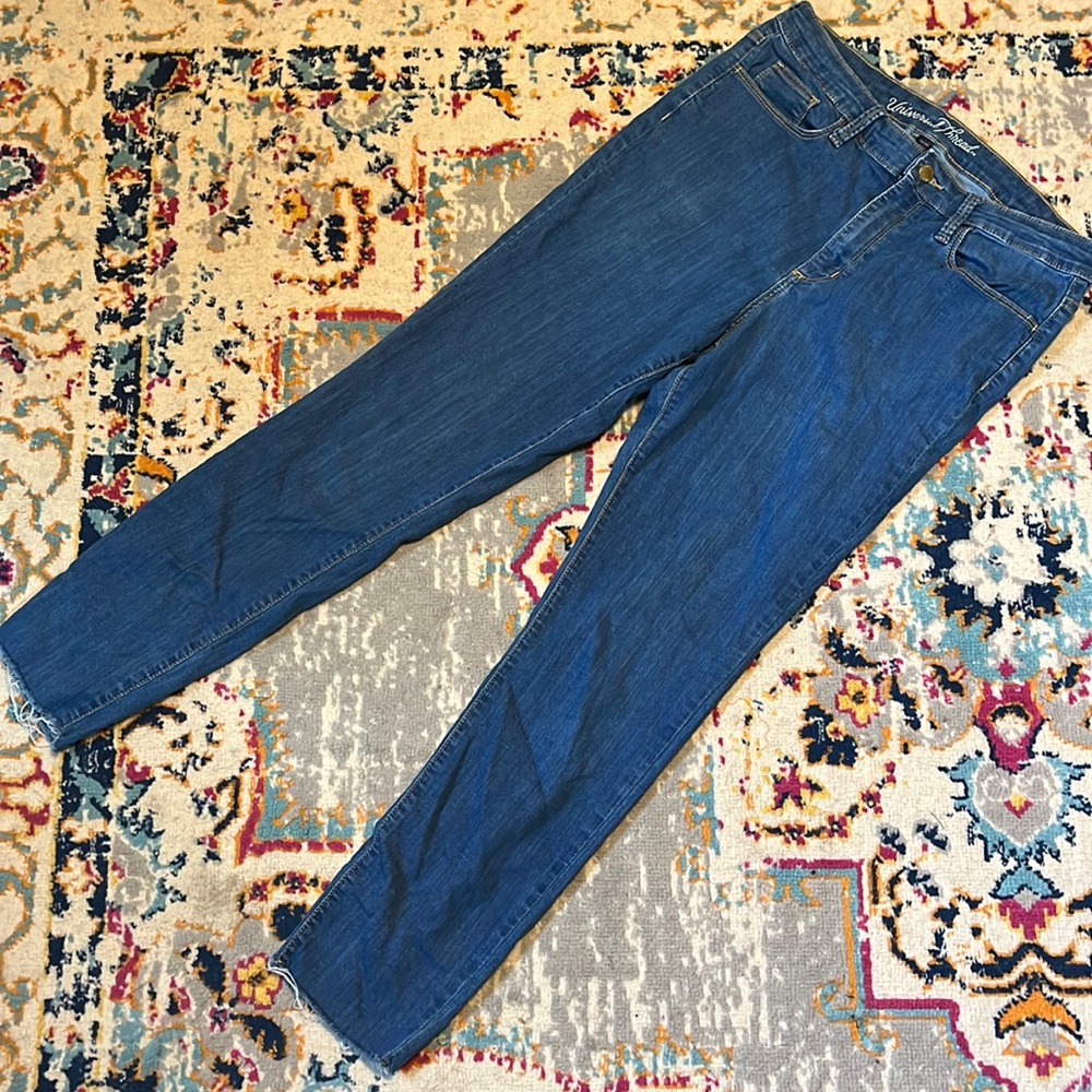 Universal Tread frayed bottoms ankle Jeans 💙